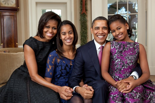 Barack_Obama_family_portrait_2011.jpg